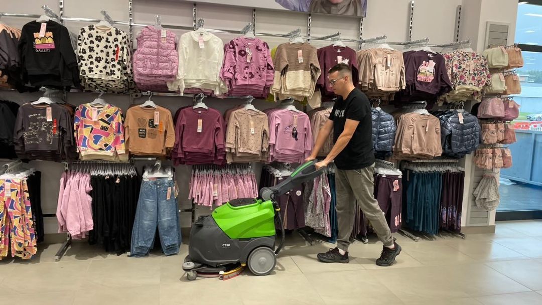 CT30 FLOOR SCRUBBER cleaning in a clothing shop