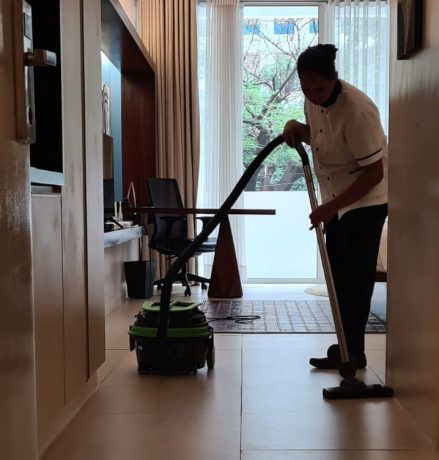 LP1-12 vacuum cleaner cleaning a carpeted area